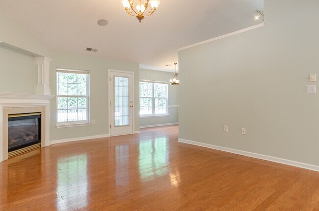 Foto del edificio - "Charming 3-Bed Oasis with Spacious 1800 sqft and Private Fenced Backyard in Huntersville!"