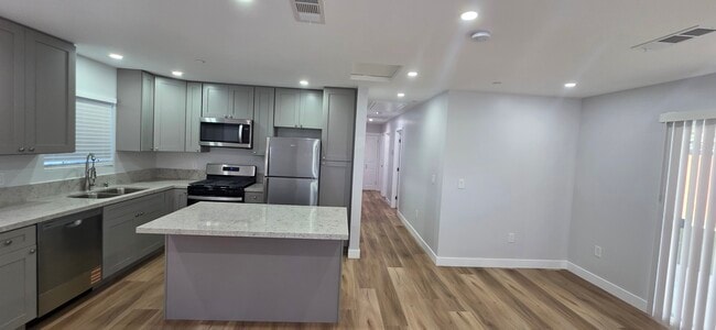 Foto del edificio - 1751 N Oxford Ave