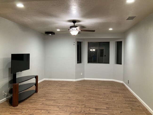 Building Photo - 13320 Country Club Dr