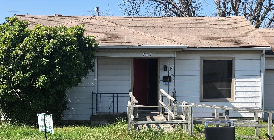 Primary Photo - 706 W Dean Ave