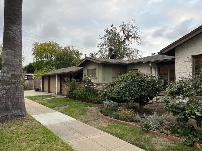 Building Photo - 5958 N Walnut Grove Ave