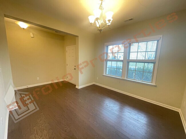 Foto del edificio - Beautiful 4 Bedroom, 3 Car Garage Home wit...