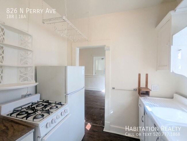 Building Photo - 826 N Perry Ave