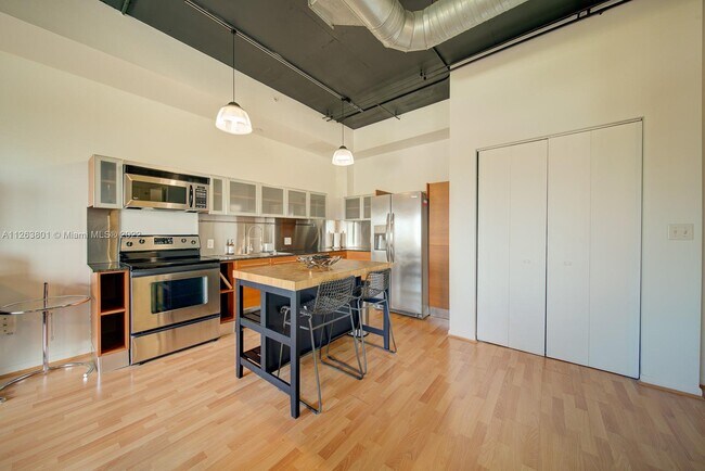 Foto del edificio - 10 SW South River Dr