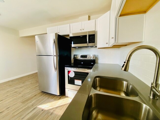 Building Photo - Newly Renovated Spacious 1 Bedroom with Vi...