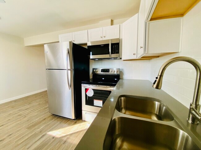 Foto del edificio - Newly Renovated Spacious 1 Bedroom with Vi...