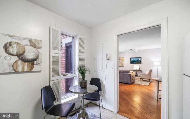 Foto del edificio - 4820 Hampden Ln