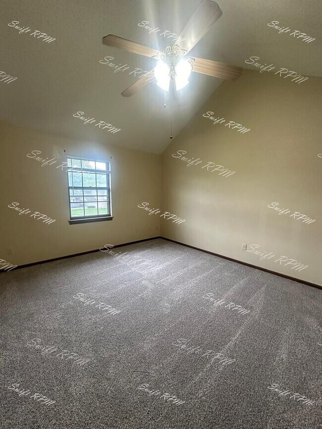 527 NE Churchill St, Lee's Summit, MO 64086 Townhome Rentals in Lee's