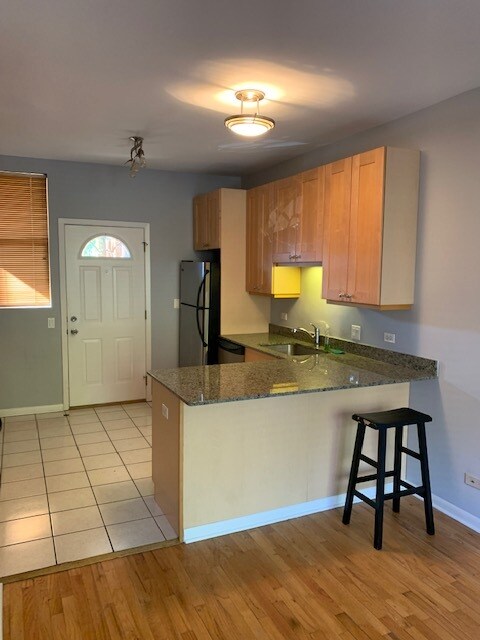 Kitchen bar area - 1421 W Jonquil Ter