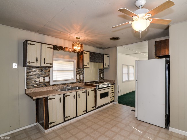 Building Photo - 3932 Oakwood Cir