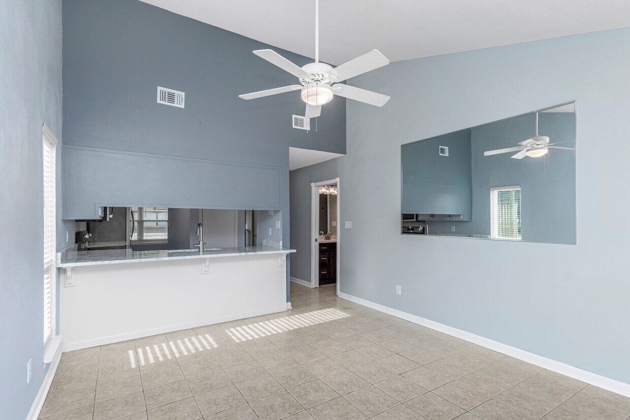 Foto principal - 2BD / 2BA Home Near Eglin AFB and Downtown...