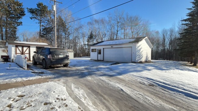 Building Photo - Three Bedroom Single-Family Home In Duluth...