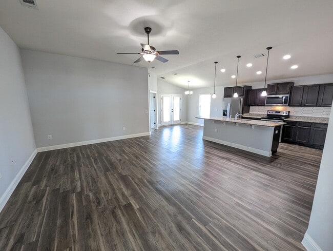 Building Photo - 2401 Spur Ln
