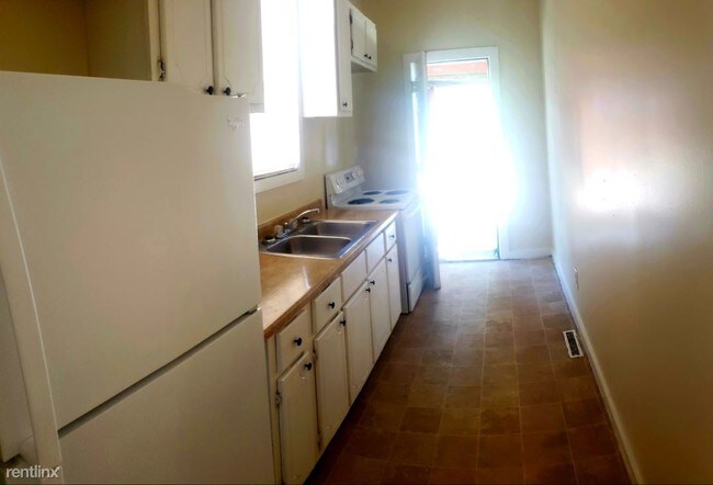 Foto del edificio - 2 br, 1 bath  - 2211 3rd Ave