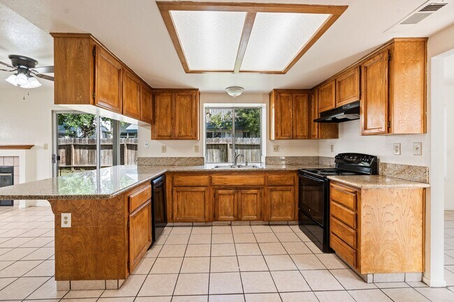 Building Photo - Beautiful 4BR/3BA  home in Clovis Schools District