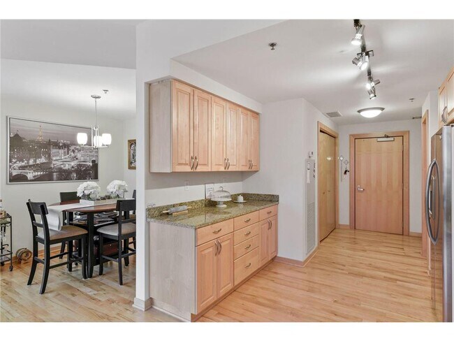 Building Photo - 215 10th Ave S
