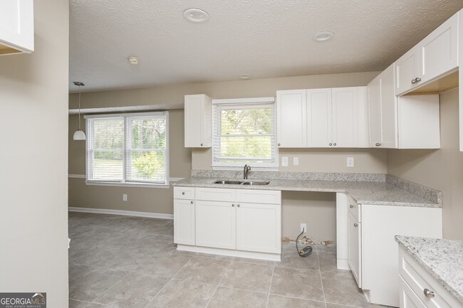 Building Photo - 680 N Kingsley Dr