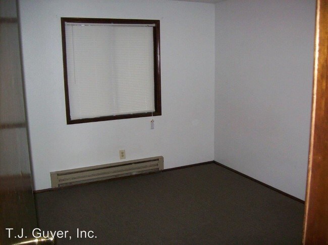Building Photo - 415 N Oak St