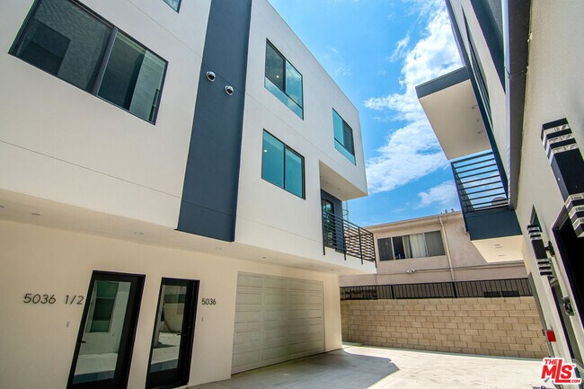 Foto del edificio - 5036 Riverton Ave