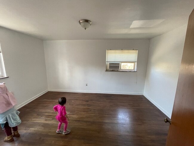 Building Photo - 3020 Parkview Ave
