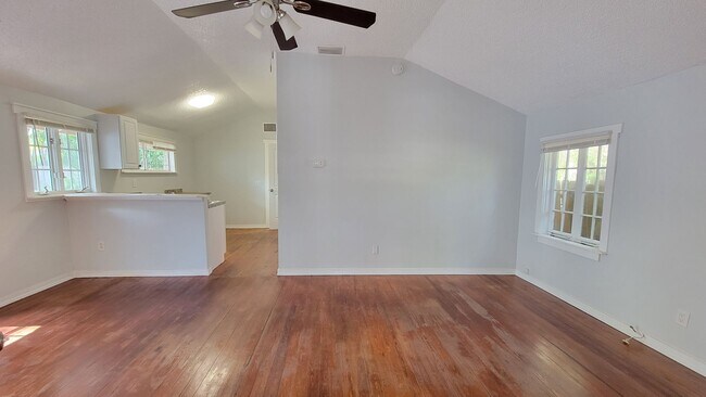 Building Photo - Cottage Style 2 bed/1 bath Home Near Downt...