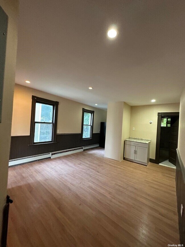 29 Poplar St Unit 2nd fl, Waterbury, CT 06708 Room for Rent in Waterbury, CT