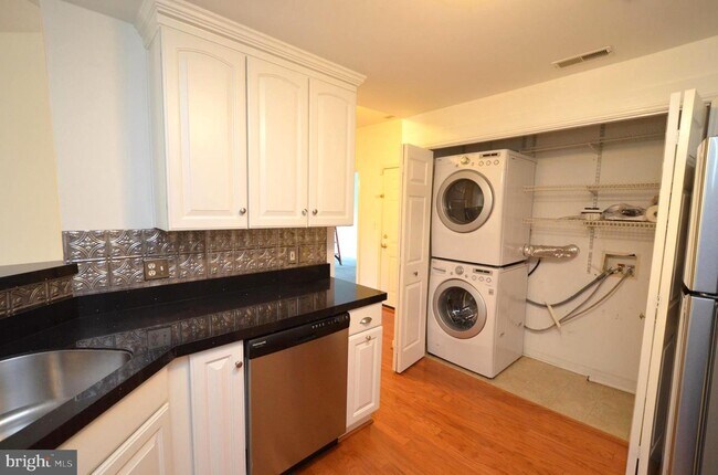 Building Photo - 801 Latchmere Ct