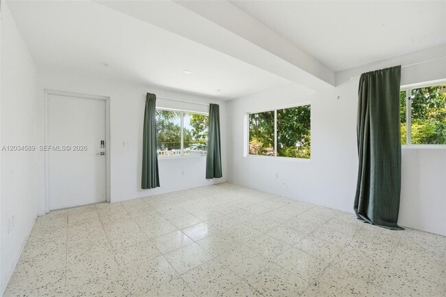 Foto del edificio - 127 NW 74th St