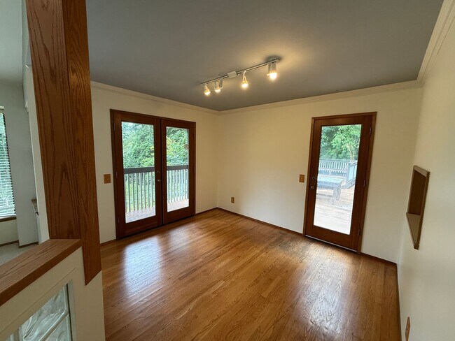 Foto del edificio - Spacious Mukilteo Home with Stunning Outdoor Living and Lush Landscaping