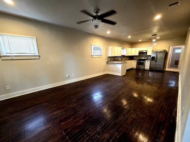 Building Photo - 1211 W Agarita Ave
