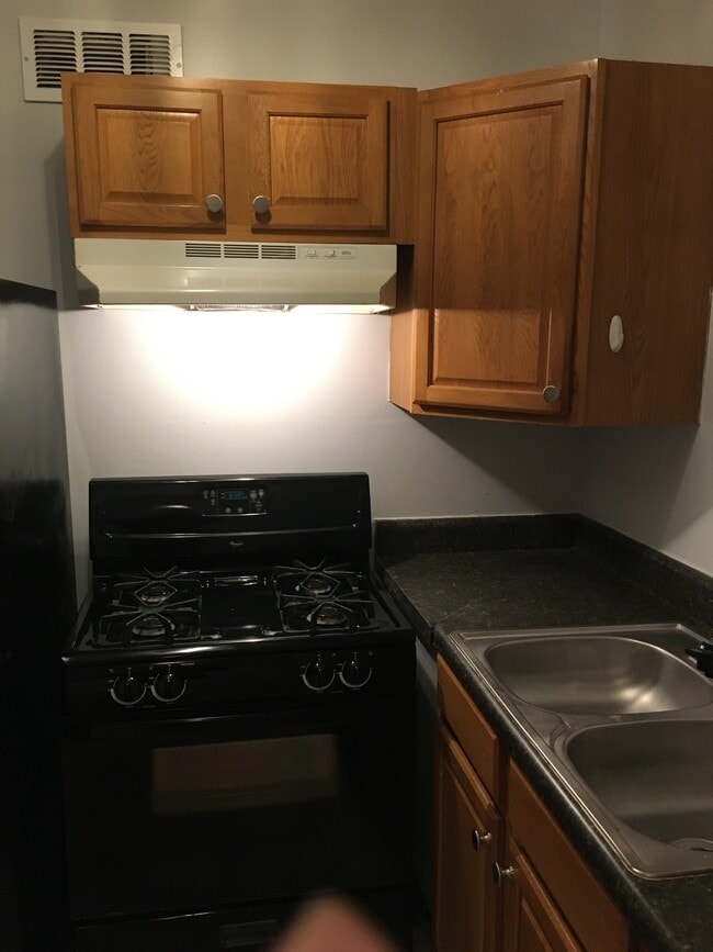 Kitchen - 208 Kirkwood Rd NE