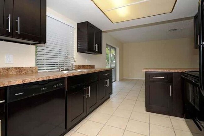 Foto del edificio - 1132 Essex Dr