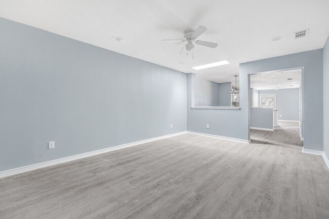 Building Photo - Carriage Place Square