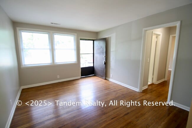 Building Photo - 1102 Villa Pl