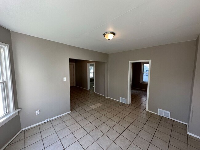 Building Photo - 608-610 W Burleigh St. (Duplex)
