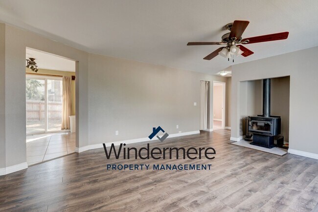 Foto del edificio - 3 Bedroom/2 Bath with garage home (Pet Neg...