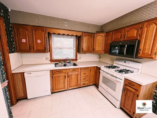 Foto del edificio - Recently updated 4 bed 1.5 bath Single Fam...