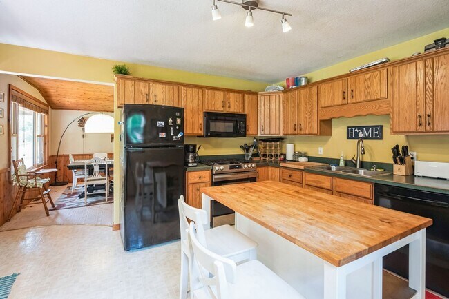 Building Photo - Charming 2BR House in Au Gres