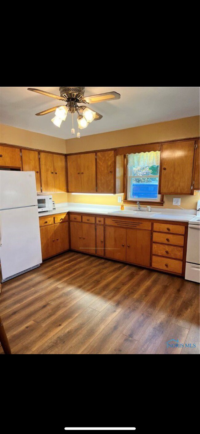 Building Photo - 240 E Perrin Ave