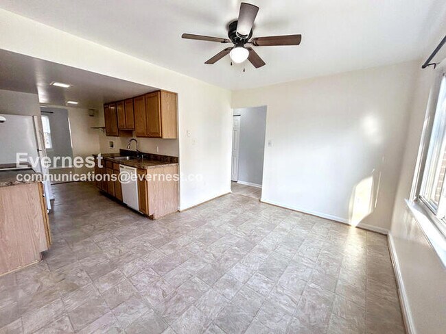Foto del edificio - 3 Bed/2 Bath Townhome with Off-Street Parking / Pet-Friendly / Available Now!