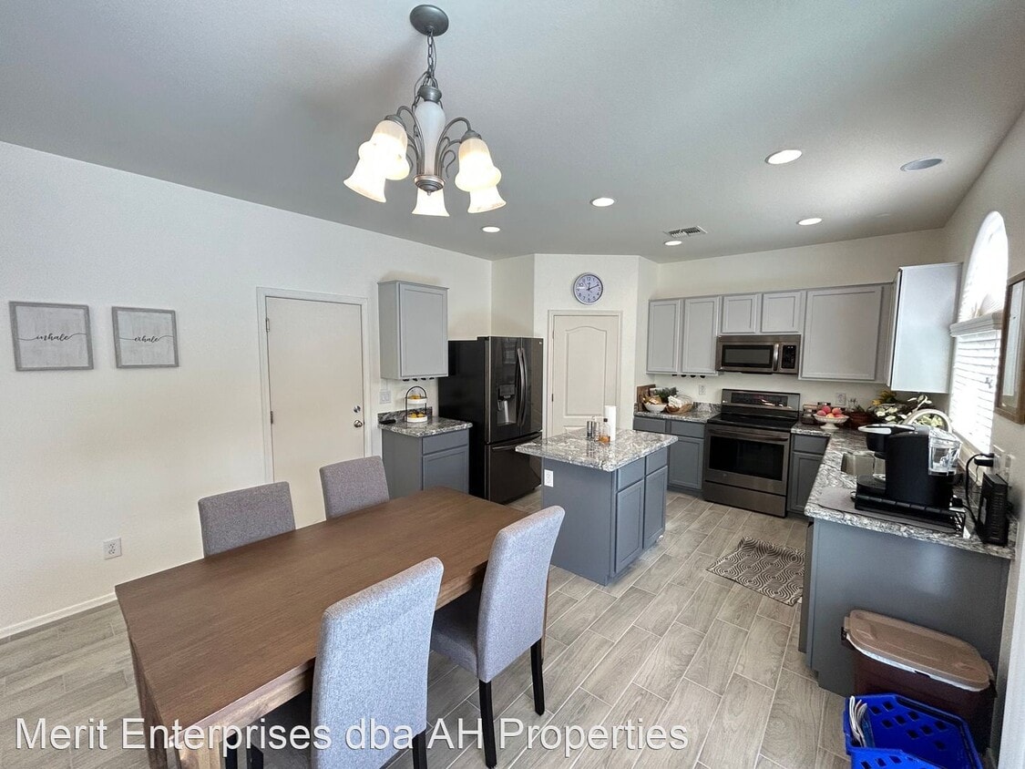 Foto principal - 4 br, 2.5 bath House - 8713 W ADAMS ST