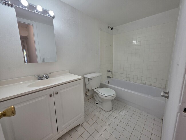 Foto del edificio - 104 Miami Gardens Dr