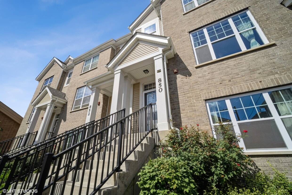 850 Lexington Cir W, Des Plaines, IL 60016 Townhouse for Rent in Des