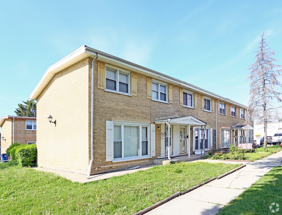 Primary Photo - 642-646 S Iowa Ave