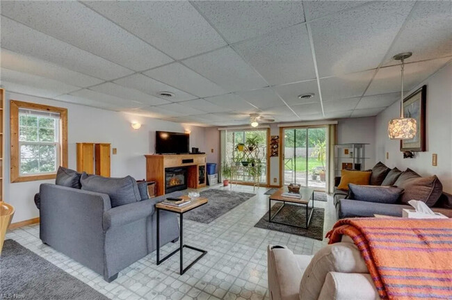 Building Photo - 5 Bedroom Home Month-to-Month Lease
