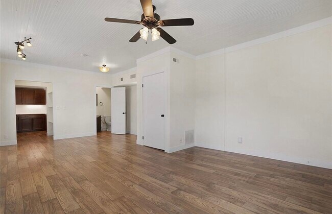 Building Photo - 520 E Del Norte St