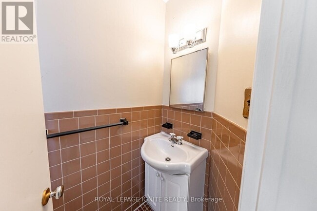 Building Photo - 83 Deep Dene Dr