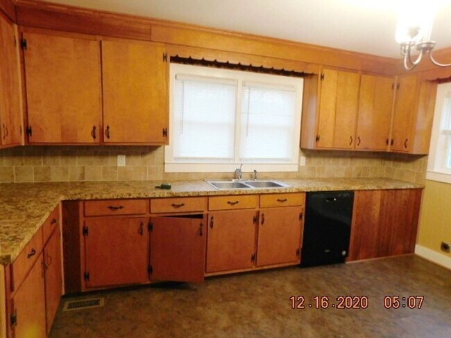 Foto del edificio - Home with 2 bedrooms, 1 bath, side deck, carport with side porch and detached garage