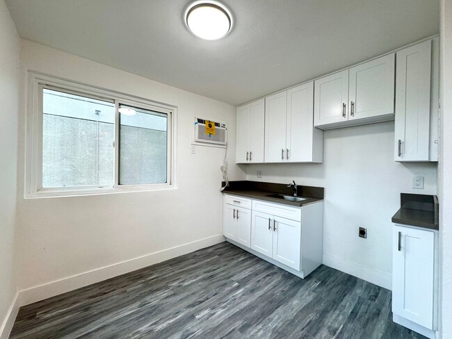 Building Photo - Newly Renovated Studio Unit - Koreatown