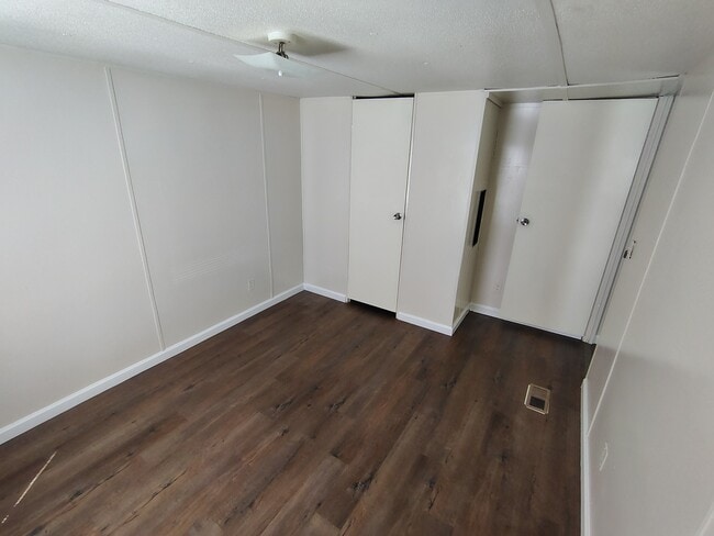 Building Photo - 1040 N Davis Dr